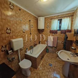 Kuća 2. red od mora sa 4 apartmana