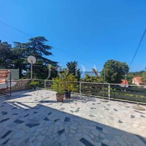 Kuća 2. red od mora sa 4 apartmana