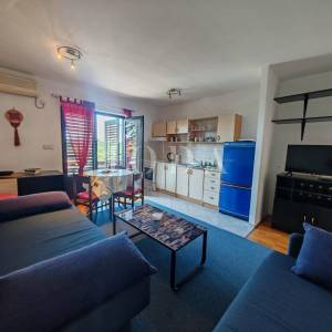 Kuća 2. red od mora sa 4 apartmana