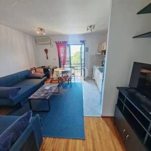 Kuća 2. red od mora sa 4 apartmana
