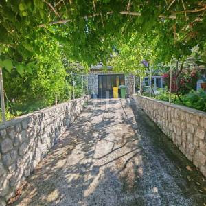 Kuća 2. red od mora sa 4 apartmana