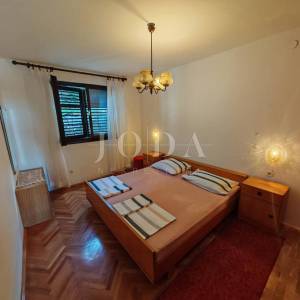 Kuća 2. red od mora sa 4 apartmana