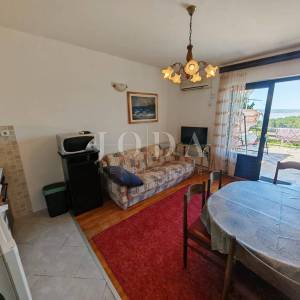 Kuća 2. red od mora sa 4 apartmana