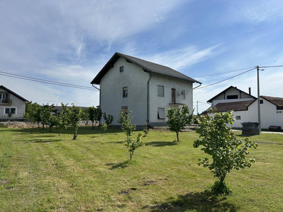 Kuća (prizemlje+kat+potkrovlje), 238 m2