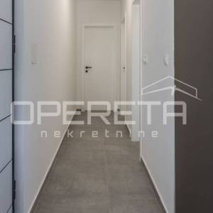 Kuća s 5 stanova, 90 m od mora, Rogoznica