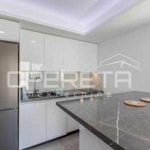 Kuća s 5 stanova, 90 m od mora, Rogoznica