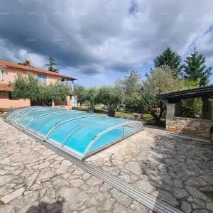 Kuća s bazenom i velikom okućnicom!  Blizina mjesta Marčane.