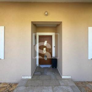 Kuća u Loborici sa dva stana, garažom i bazenom
