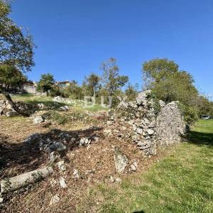 KVARNER, MOŠĆENICE - Građevinsko zemljište sa dvije ruševine i s pogledom na more!