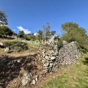 KVARNER, MOŠĆENICE - Građevinsko zemljište sa dvije ruševine i s pogledom na more!