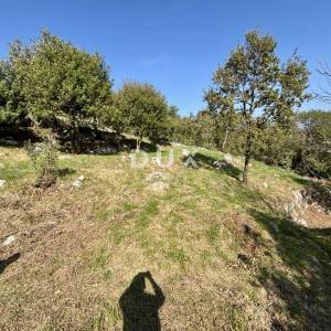 KVARNER, MOŠĆENICE - Građevinsko zemljište sa dvije ruševine i s pogledom na more!