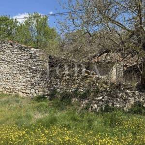 Labin, okolica, autohtona istarska kuća s pogledom na more