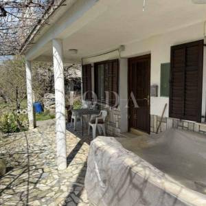 Labin, okolica, autohtona istarska kuća s pogledom na more