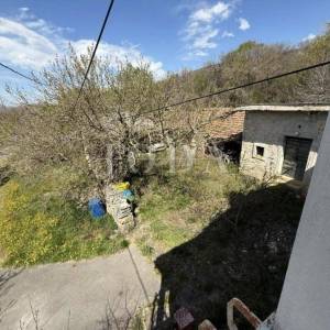 Labin, okolica, autohtona istarska kuća s pogledom na more