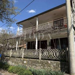 Labin, okolica, autohtona istarska kuća s pogledom na more