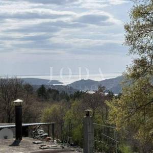 Labin, okolica, autohtona istarska kuća s pogledom na more