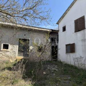 Labin, okolica, autohtona istarska kuća s pogledom na more