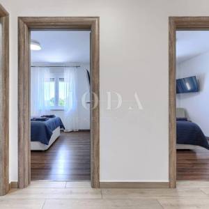 Labin, okolica, moderna Villa sa bazenom i velikim građevinskim zemljištem