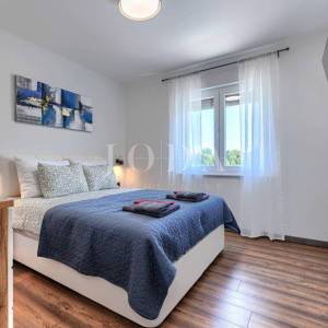 Labin, okolica, moderna Villa sa bazenom i velikim građevinskim zemljištem