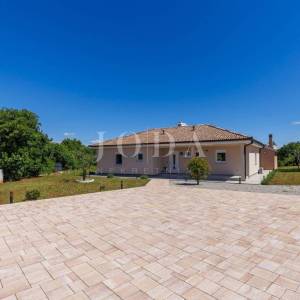 Labin, okolica, moderna Villa sa bazenom i velikim građevinskim zemljištem