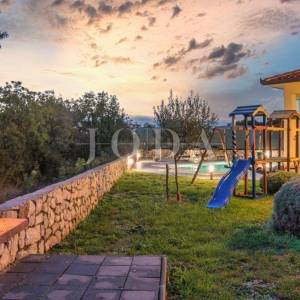 Labin, okolica, prekrasna Villa sa bazenom i velikom okućnicom