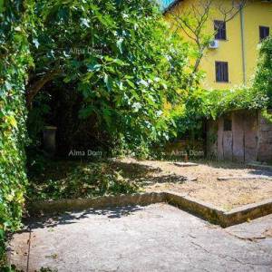 LABIN – TROSOBAN STAN S VRTOM U CENTRU GRADA – 57 m²