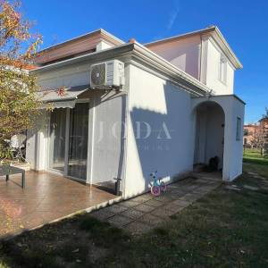 Lijepa obiteljska kuća sa dva komforna stana,Umag okolica