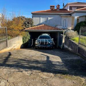 Lijepa obiteljska kuća sa dva komforna stana,Umag okolica