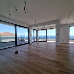 LOVRAN – PENTHOUSE U NOVOGRADNJI S POGLEDOM NA MORE