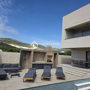 Luksuzna namještena  Villa s bazenom ,okućnicom i panoramskim pogledom