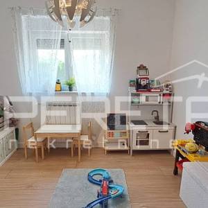 LUKSUZNO UREĐENA KUĆA S BAZENOM I VELIKOM OKUĆNICOM – VELIKA GORICA