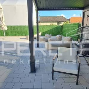 LUKSUZNO UREĐENA KUĆA S BAZENOM I VELIKOM OKUĆNICOM – VELIKA GORICA