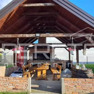 LUKSUZNO UREĐENA KUĆA S BAZENOM I VELIKOM OKUĆNICOM – VELIKA GORICA