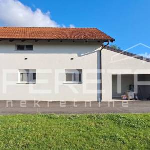 LUKSUZNO UREĐENA KUĆA S BAZENOM I VELIKOM OKUĆNICOM – VELIKA GORICA