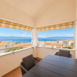 Malinska, apartman s terasom i pogledom na more!