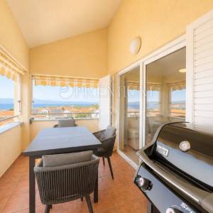 Malinska, apartman s terasom i pogledom na more!