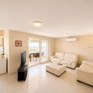Malinska, apartman s terasom i pogledom na more!