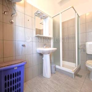 Malinska, dva apartmana, okućnica, atraktivna lokacija! 