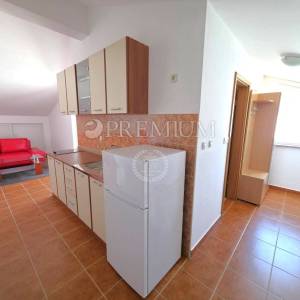 Malinska, dva apartmana, okućnica, atraktivna lokacija! 