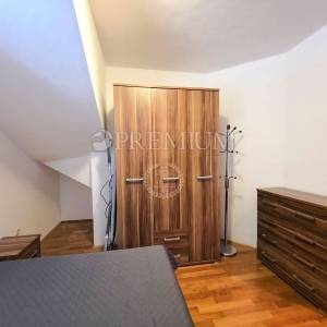 Malinska, dva apartmana, okućnica, atraktivna lokacija! 
