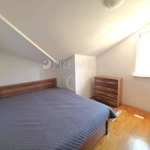 Malinska, dva apartmana, okućnica, atraktivna lokacija! 
