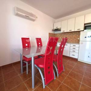 Malinska, dva apartmana, okućnica, atraktivna lokacija! 