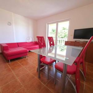 Malinska, dva apartmana, okućnica, atraktivna lokacija! 