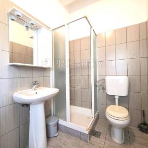 Malinska, dva apartmana, okućnica, atraktivna lokacija! 