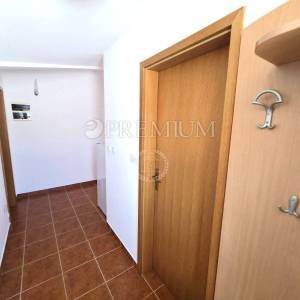 Malinska, dva apartmana, okućnica, atraktivna lokacija! 