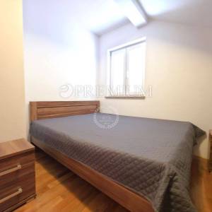 Malinska, dva apartmana, okućnica, atraktivna lokacija! 