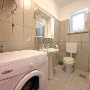 Malinska, dva apartmana, okućnica, atraktivna lokacija! 