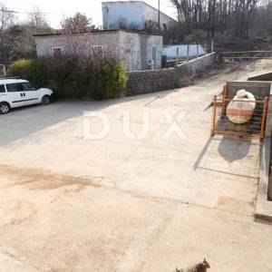 MATULJI, JUŠIĆI- hala / skladište / poslovni prostor 450m2 na odličnoj lokaciji + okoliš 300m2 za najam