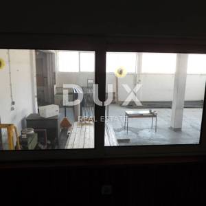 MATULJI, JUŠIĆI- hala / skladište / poslovni prostor 450m2 na odličnoj lokaciji + okoliš 300m2 za najam