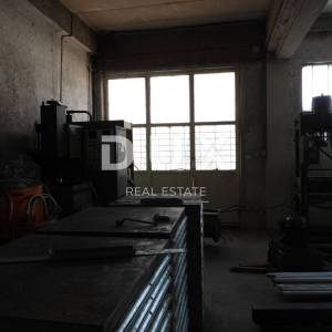 MATULJI, JUŠIĆI- hala / skladište / poslovni prostor 450m2 na odličnoj lokaciji + okoliš 300m2 za najam